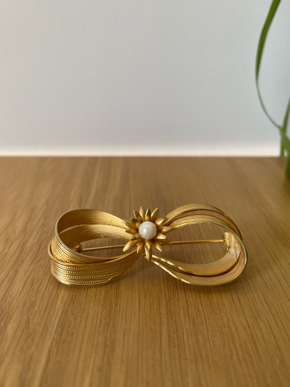 Vintage MCM Matte Gold Bow Pearl Starburst Brooch